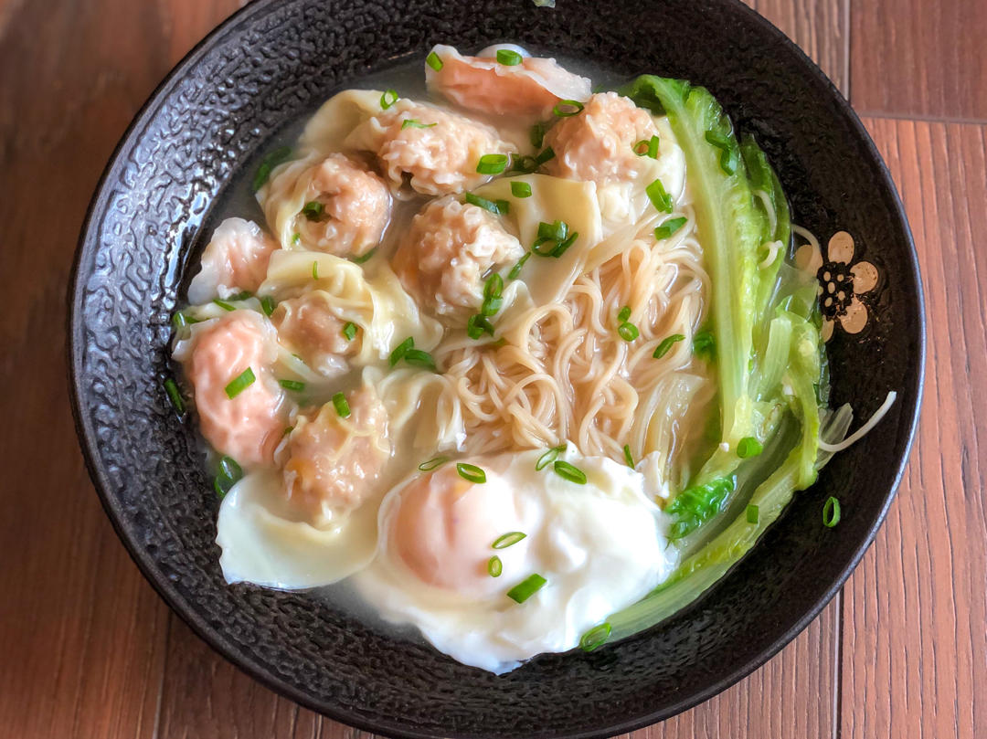 壁咚萌做的经典港式鲜虾云吞面