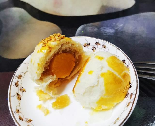 蛋黄酥(莲蓉蛋黄酥)的做法