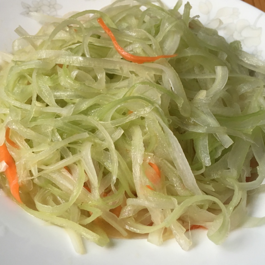 凉拌西芹丝——过节清肠减脂菜