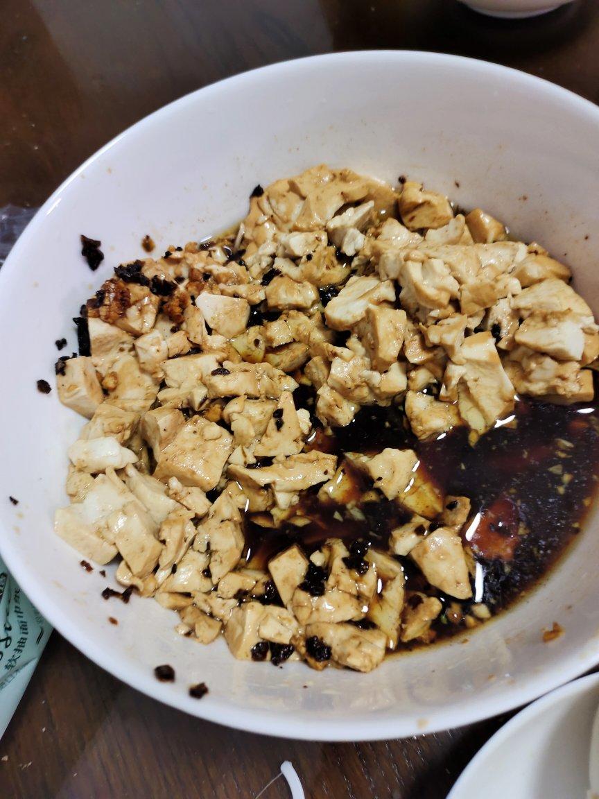 青椒汁拌皮蛋豆腐