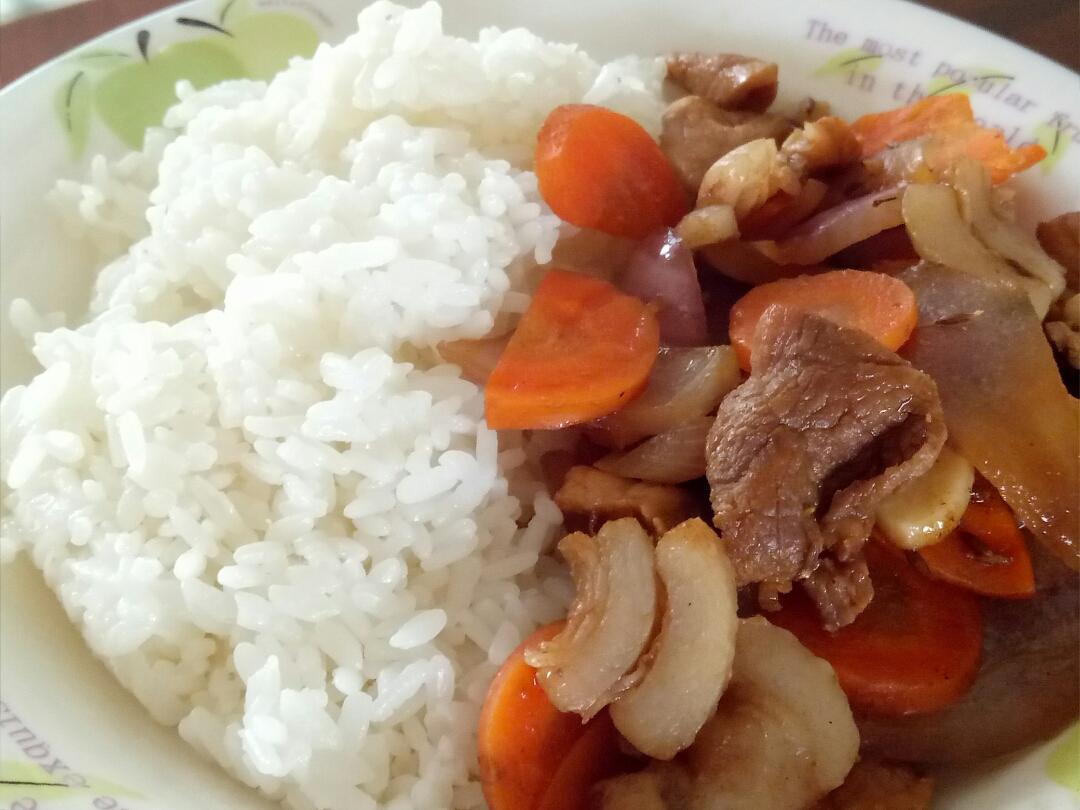 胡萝卜洋葱炒孜然肉片