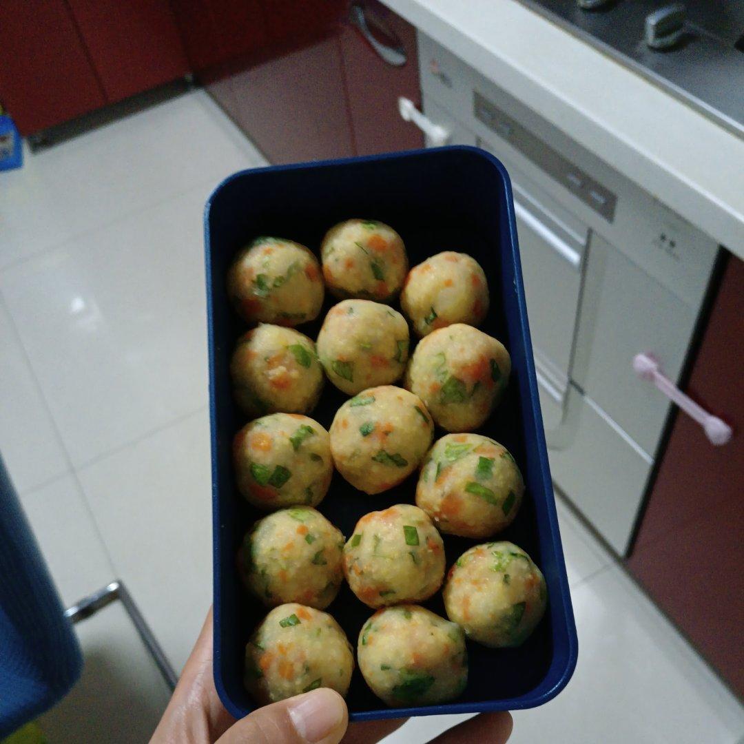 专治不爱吃蔬菜的宝宝辅食，不放一点水的小米杂蔬土豆丸