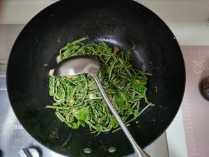 螺丝椒炒蕨菜的做法 步骤3