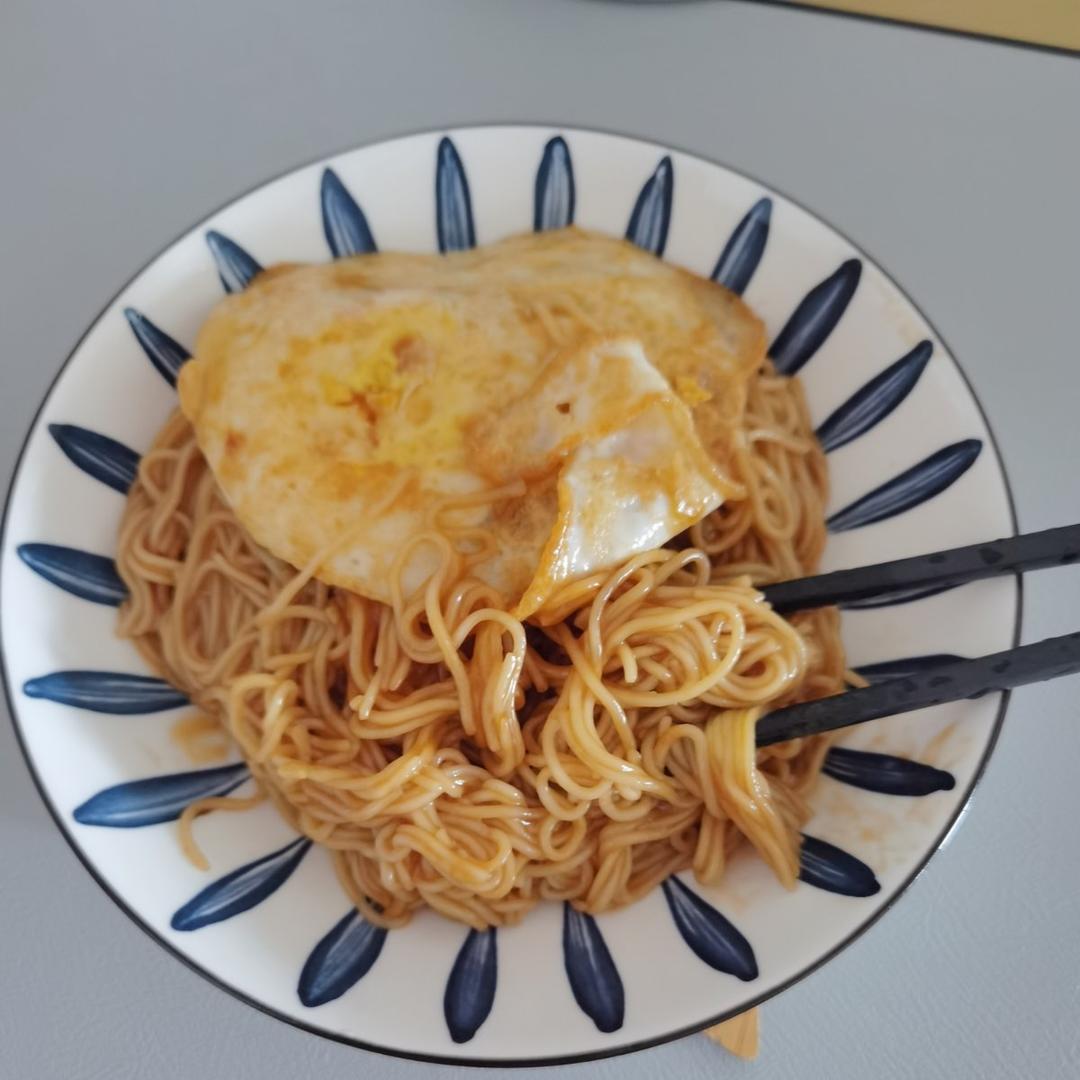 荷包蛋焖面
