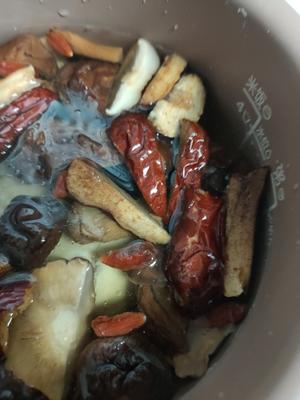 一只鸡腿煲靓汤，香菇鸡腿汤的做法 步骤7