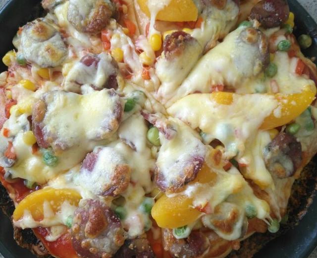 香肠青椒洋葱胡萝卜披萨，超简单超美味低脂披萨底，可用中筋面粉做披萨底，低卡低脂披萨底的做法