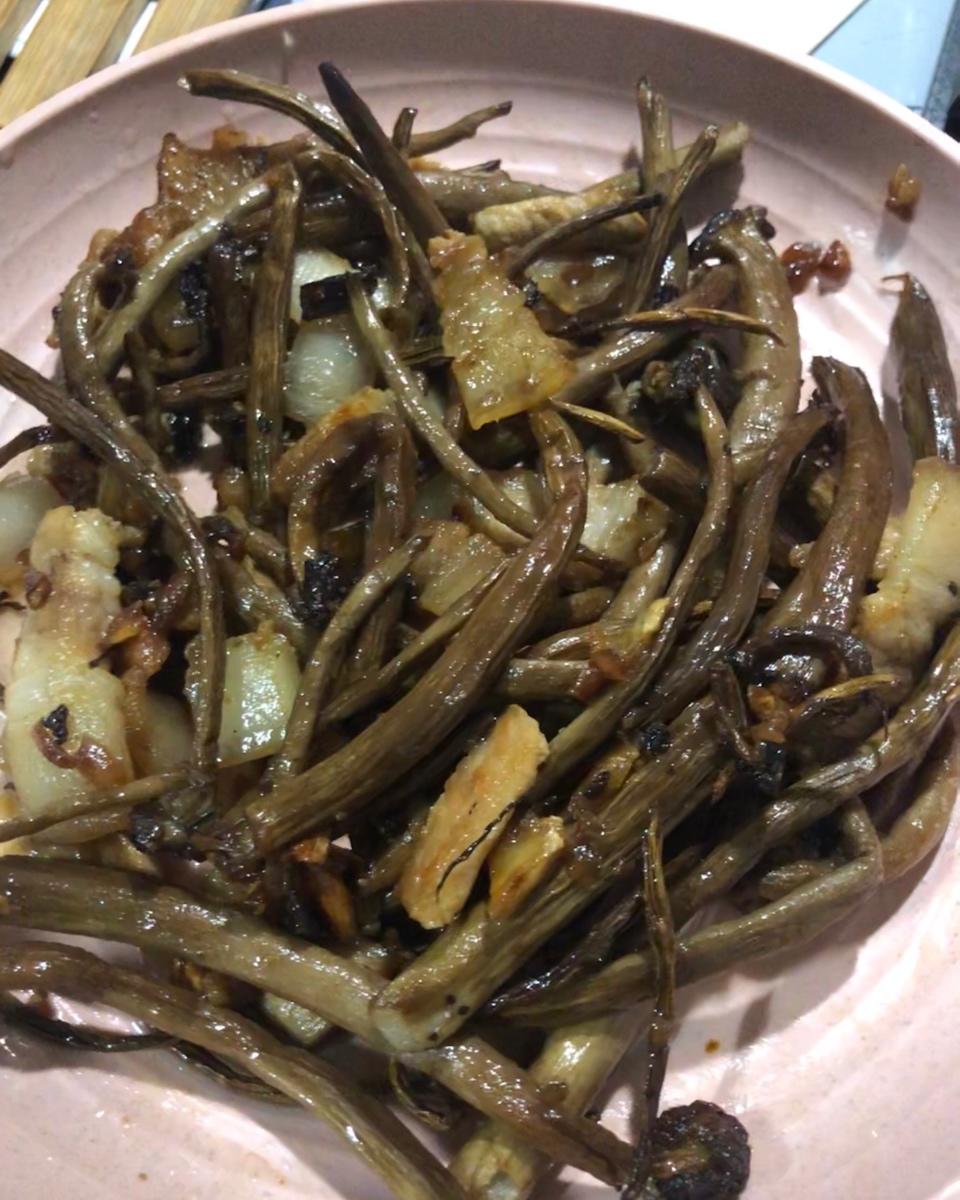 五花肉干锅茶树菇