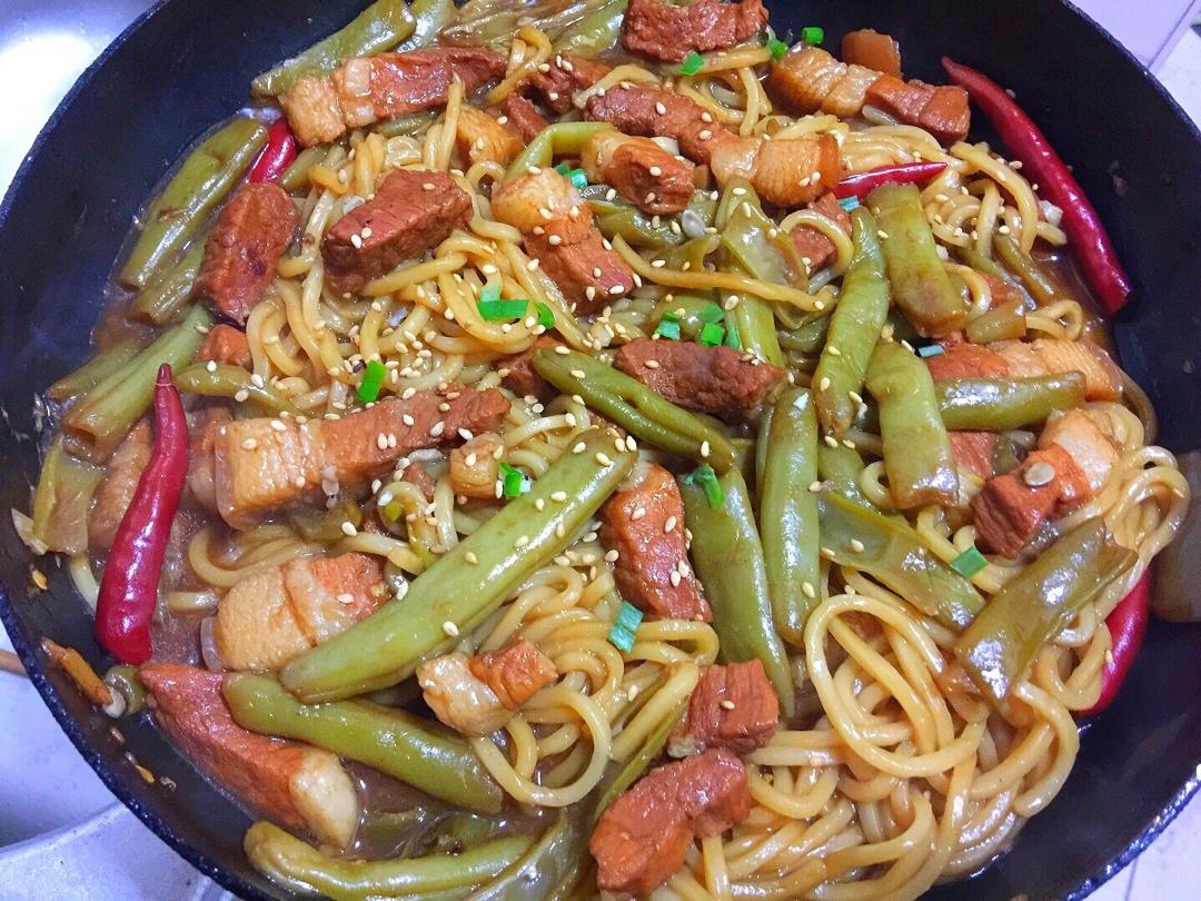 教你一种面条的新吃法,不用煮不用炒！五花肉豆角焖面