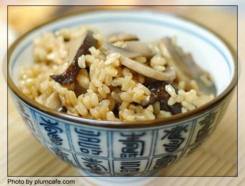 双菇糙米饭的做法