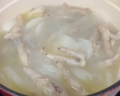 鸡爪萝卜汤