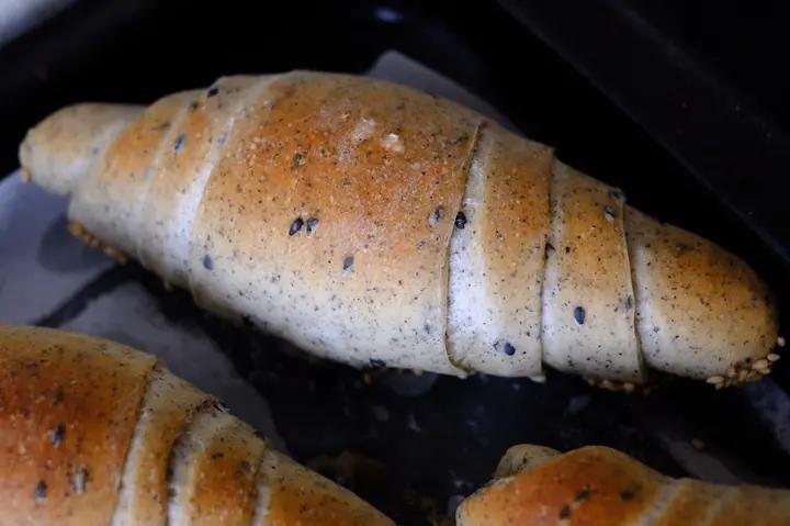 咸香黑芝麻盐面包