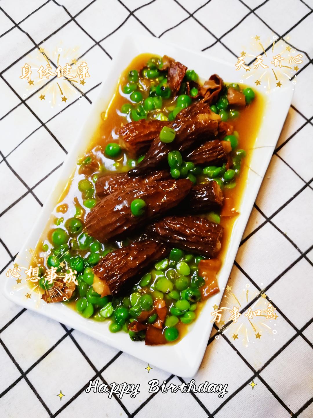 羊肚菌酿虾🍤滑，香油勾芡是灵魂✨，嫩豌豆🌱甜唔唔清爽又解油腻，一口💋一个虾滑羊肚🍄菌，再舀一汤勺🥄包裹着菌🍄鲜汁味的豌🌱豆，拌着饭🍚太好吃🥢了啊