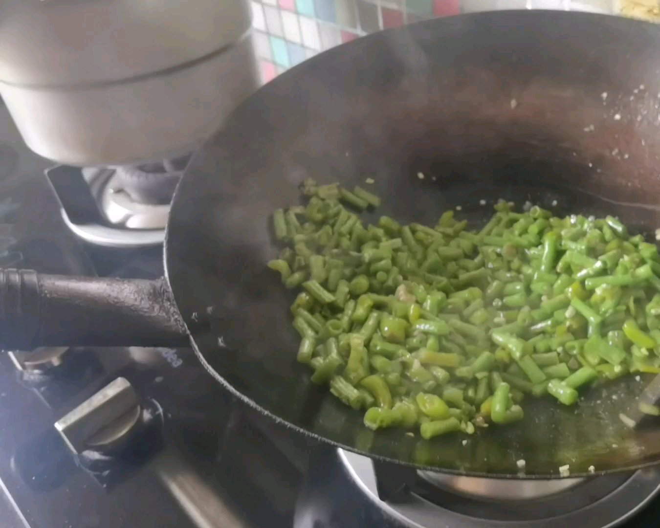 豇豆炒辣椒的做法