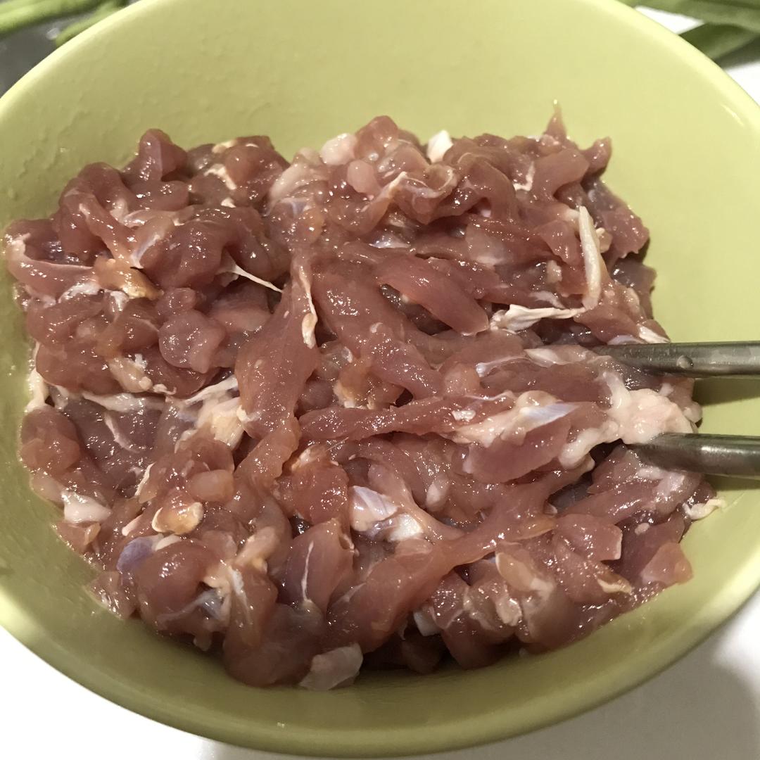 豆角（豇豆）炒瘦肉的做法 步骤1