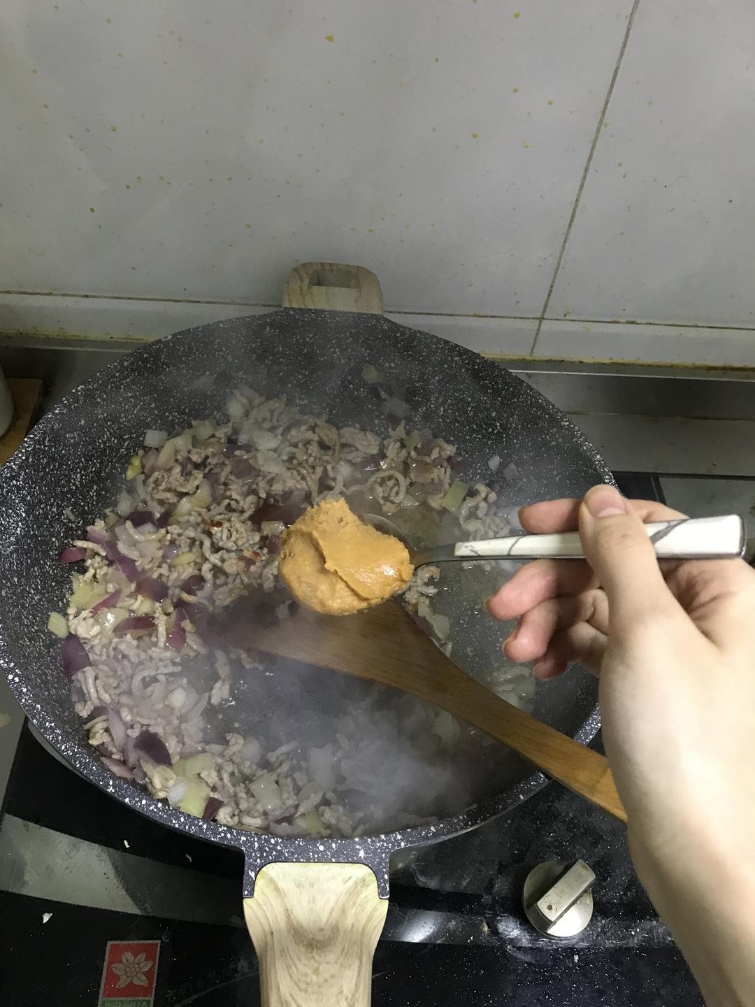 味增肉酱意面的做法 步骤6