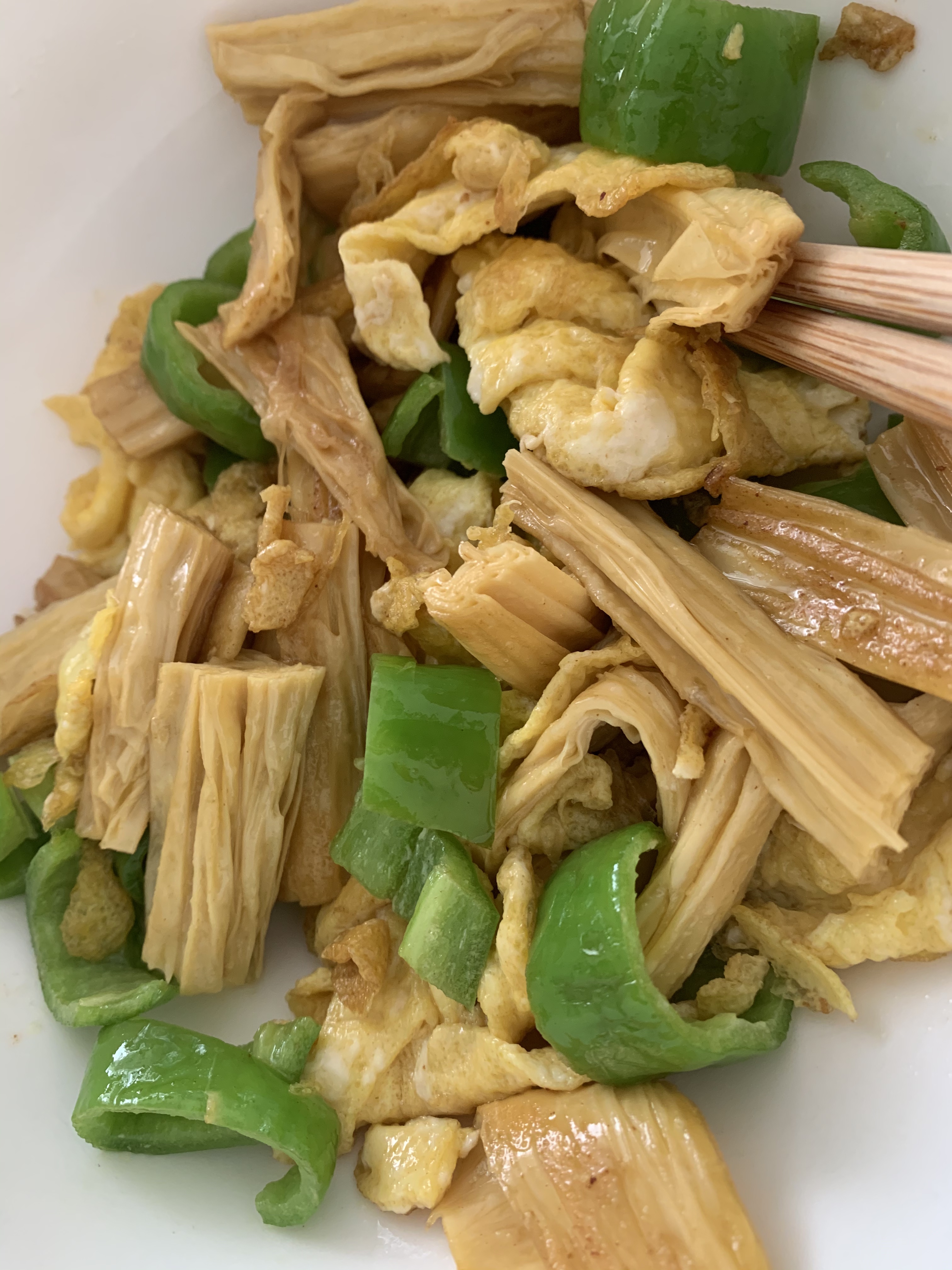 家常菜之辣椒炒腐竹鸡蛋