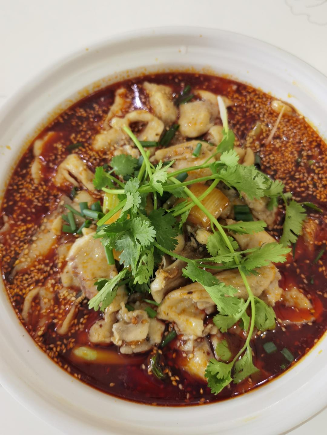 厨师长教你：川菜“酸菜水煮鱼”的家常做法，鱼片滑嫩，麻辣鲜香