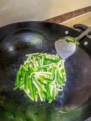 芹菜大蒜苗炒肉片（菜入味肉鲜嫩的炒法详解版）的做法 步骤5