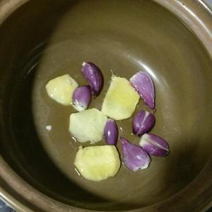 砂锅盐焗鸡的做法 步骤2