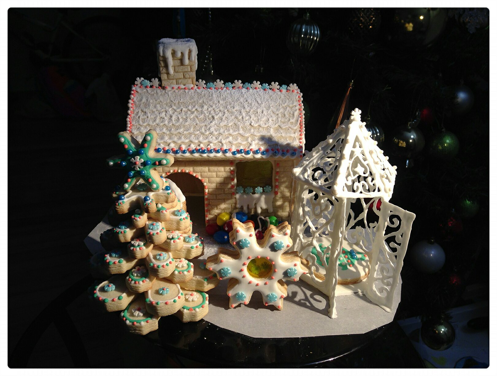圣诞姜饼屋和糖霜饼干