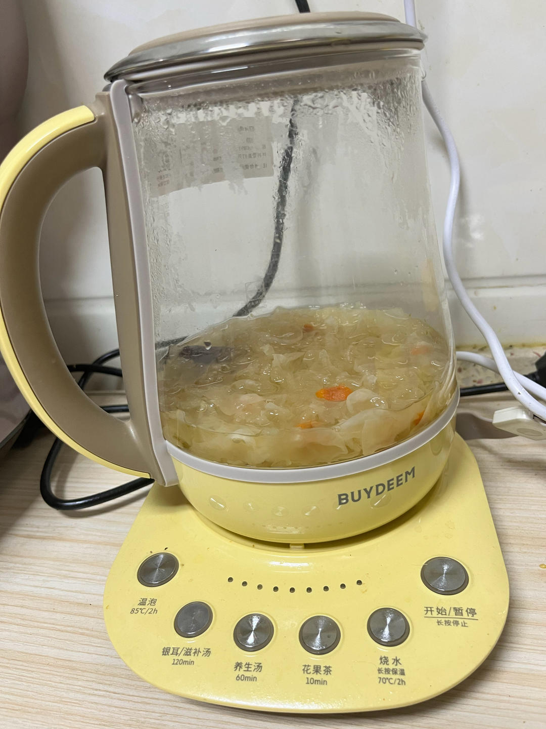 出胶的银耳红枣枸杞汤