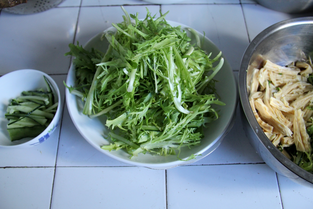 简单快手的苦苣拌腐竹的做法 步骤1