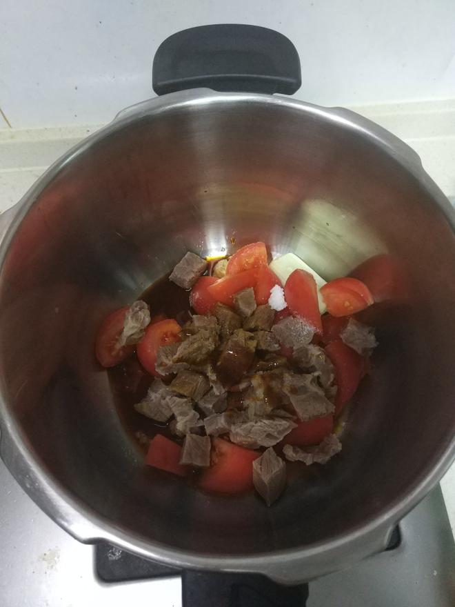 西红柿萝卜莲藕炖牛肉的做法