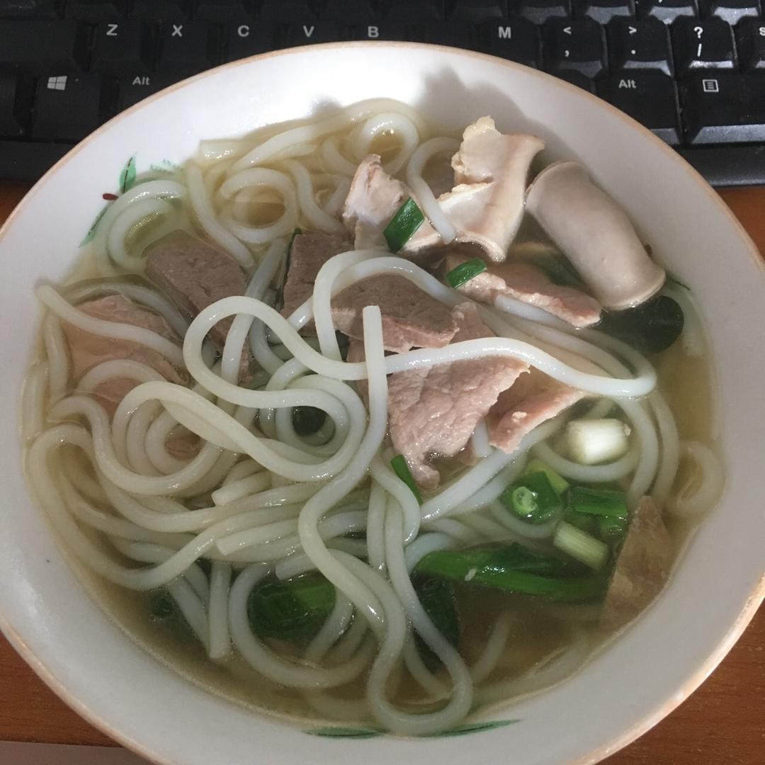 老魏家的做的猪杂汤粉
