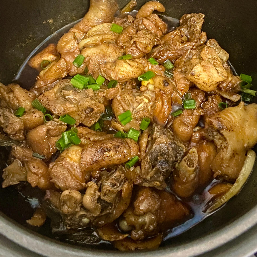大口吃肉连吃三个-电饭煲烤鸡腿