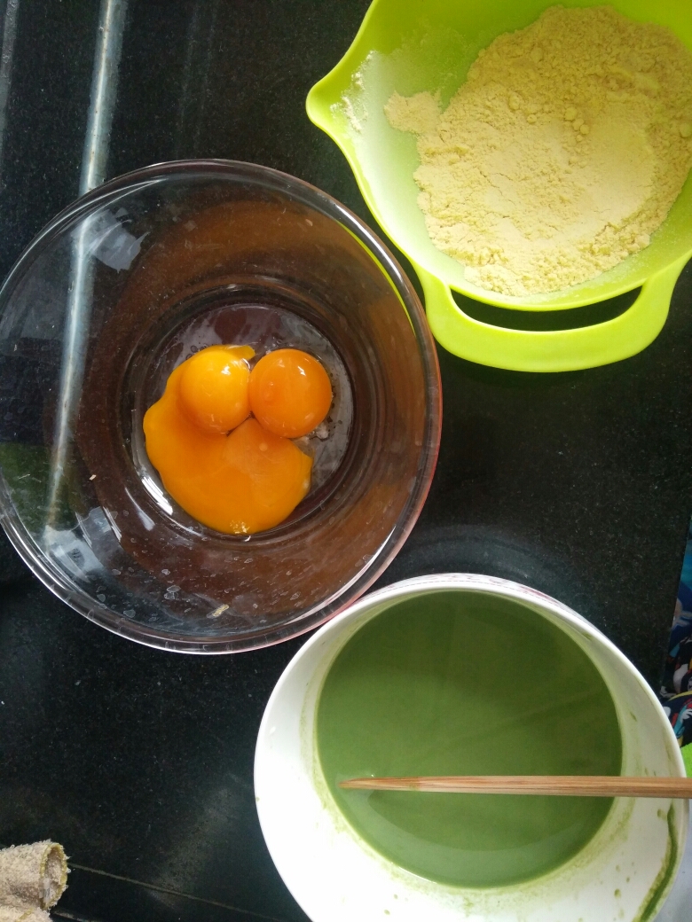 6寸玉米面菠菜蒸蛋糕的做法 步骤3