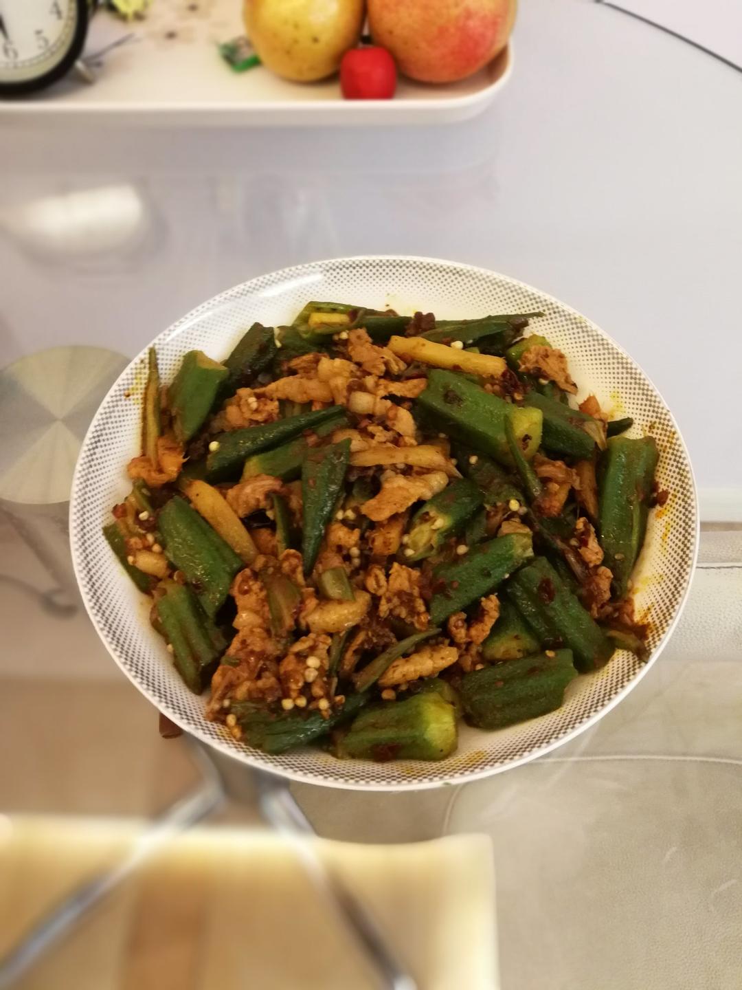 超级下饭的秋葵小炒肉