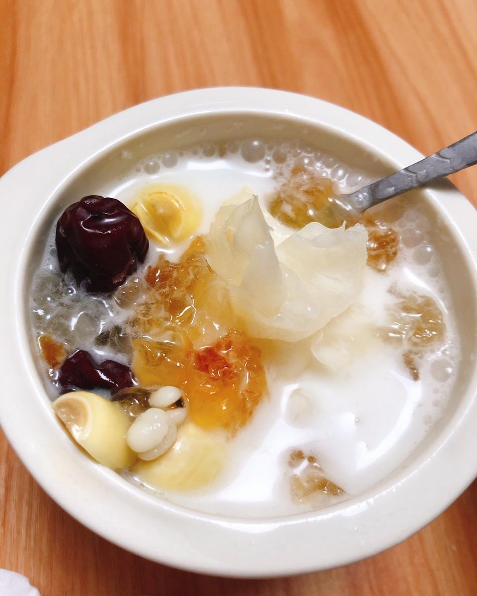 桃胶牛奶银耳羹