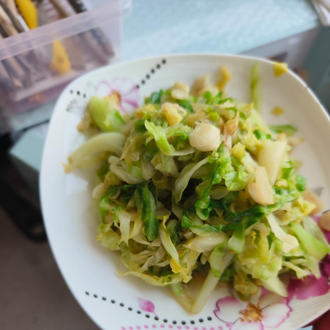 快手素炒圆白菜胡萝卜丝