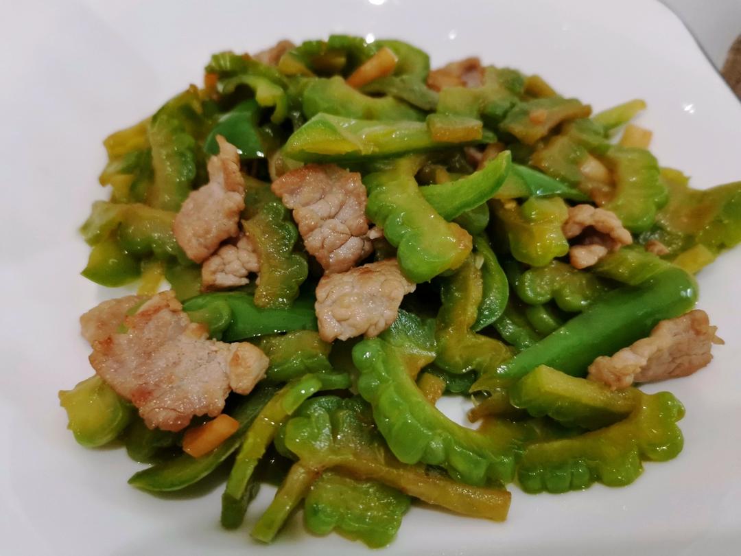 夏天最爱青椒炒苦瓜