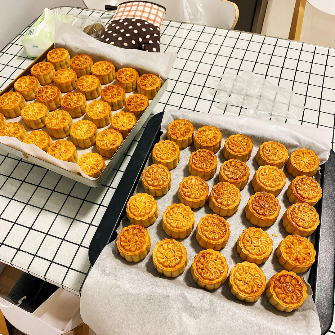 黑芝麻馅混合坚果月饼