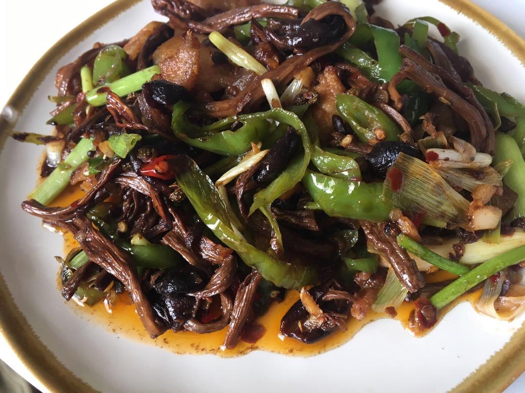 干煸五花肉茶树菇