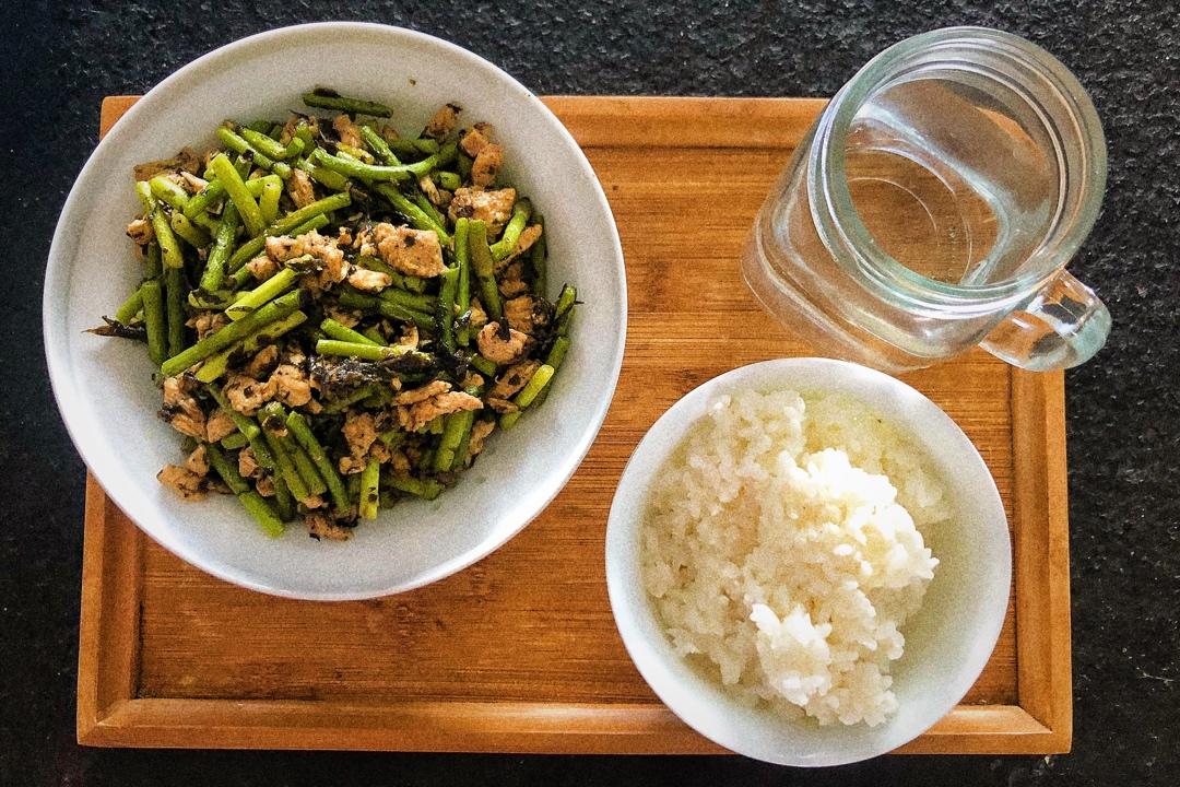 下饭菜：橄榄菜炒蒜苔鸡胸肉