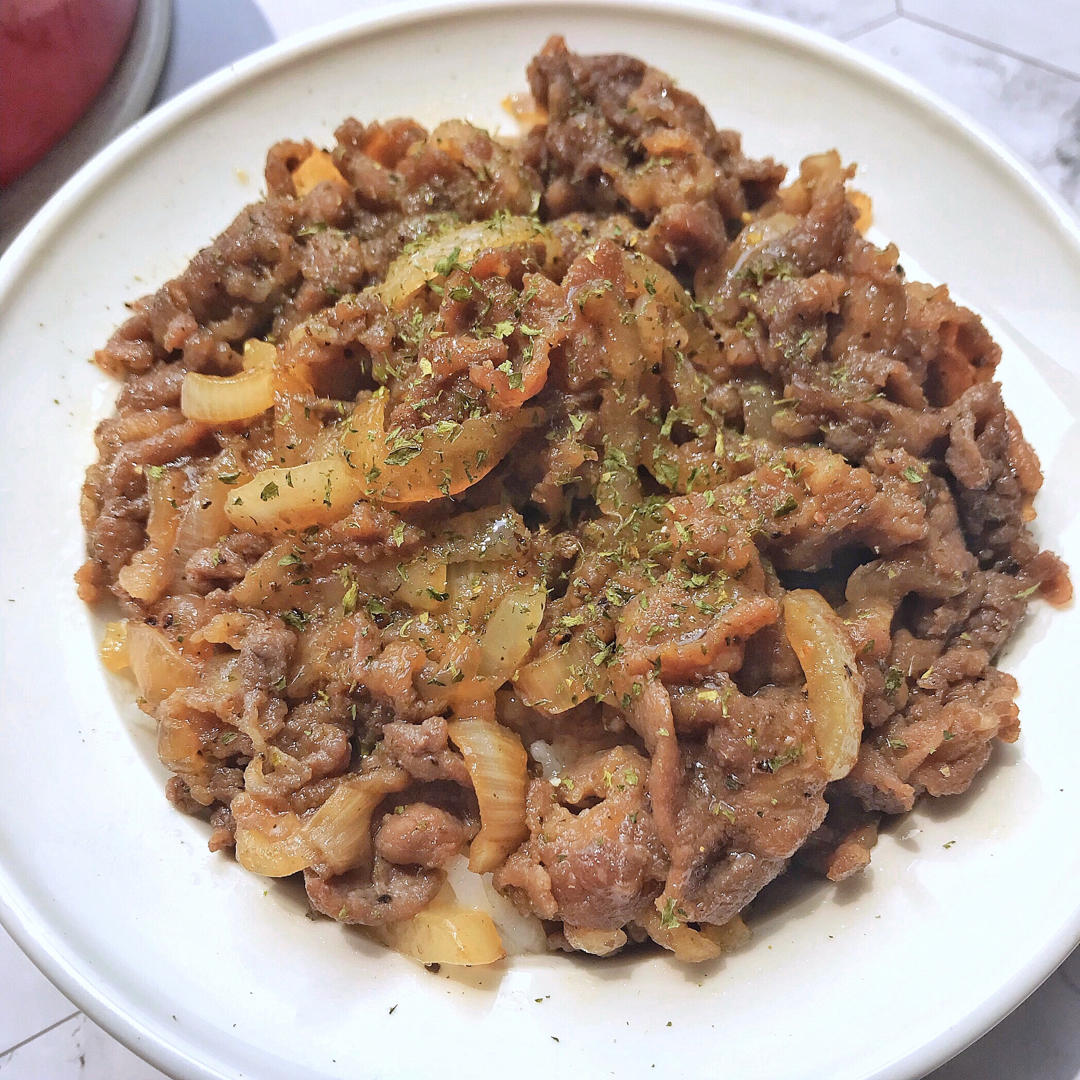 这么好吃的【洋葱肥牛饭】，一口入魂，腌制后做烤肉也是绝绝子😎