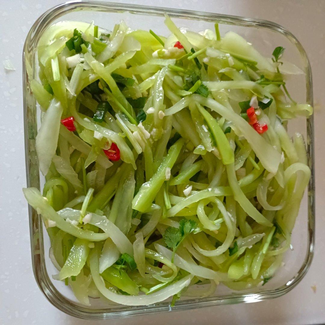厨师长教你：夏日开胃小菜“凉拌莴笋丝”的家常做法，简单易学赶紧收藏吧