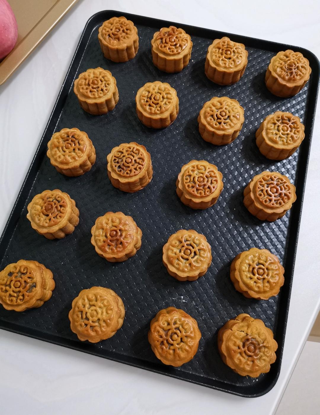 黑芝麻蛋黄月饼