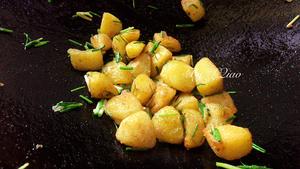 野葱香煎小土豆的做法 步骤10