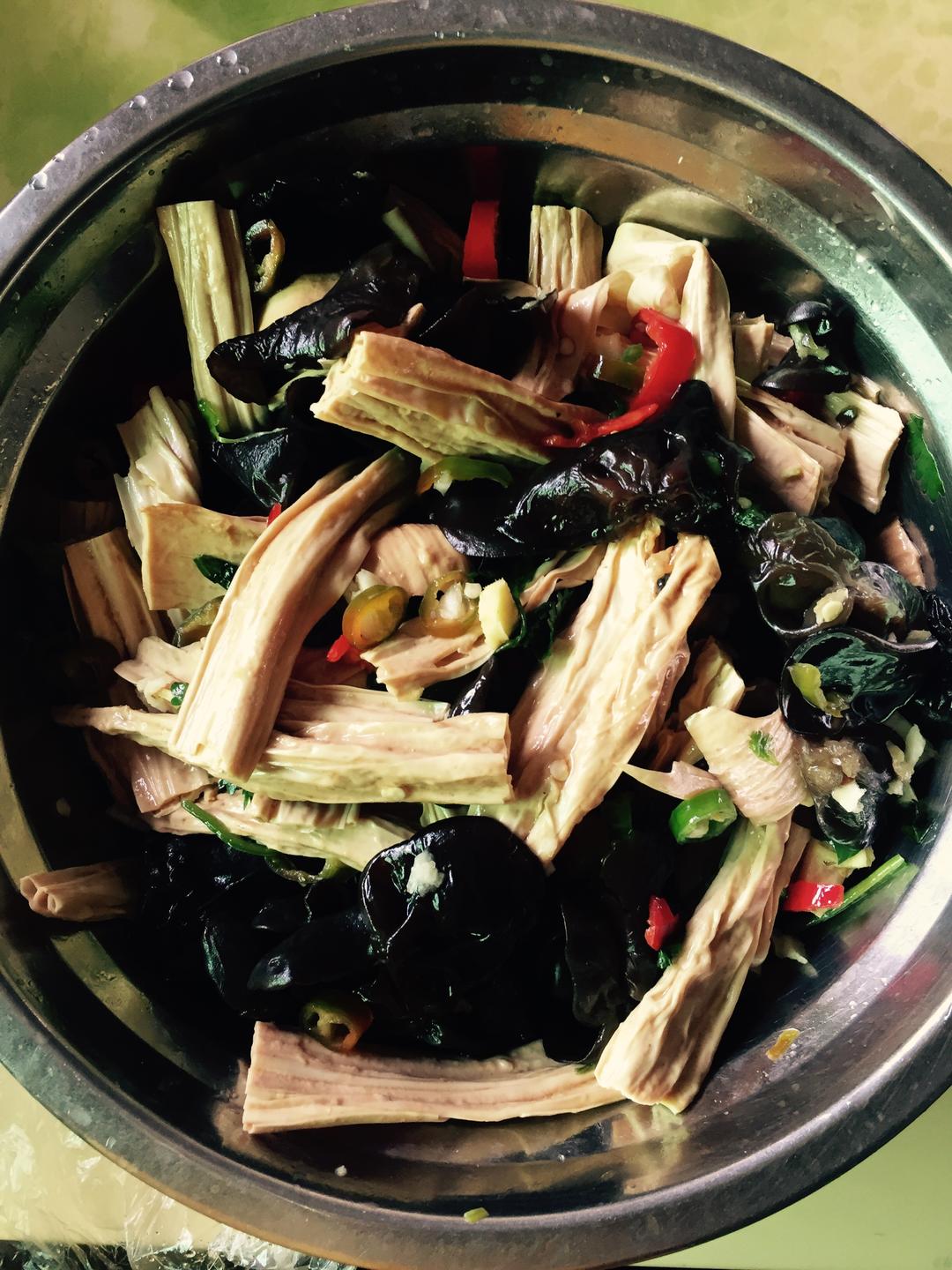 凉拌腐竹木耳的做法