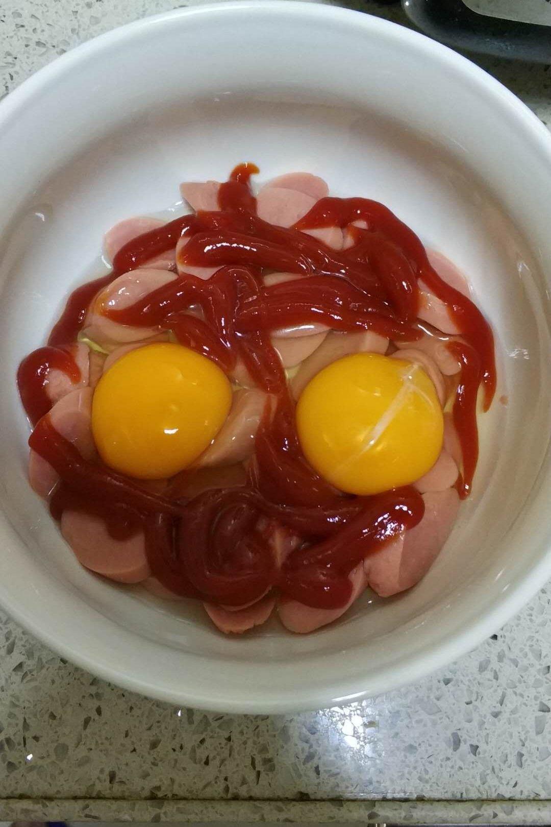 只需摆好材料去微波！惊艳全家的早餐端上桌：香肠奶酪烘蛋