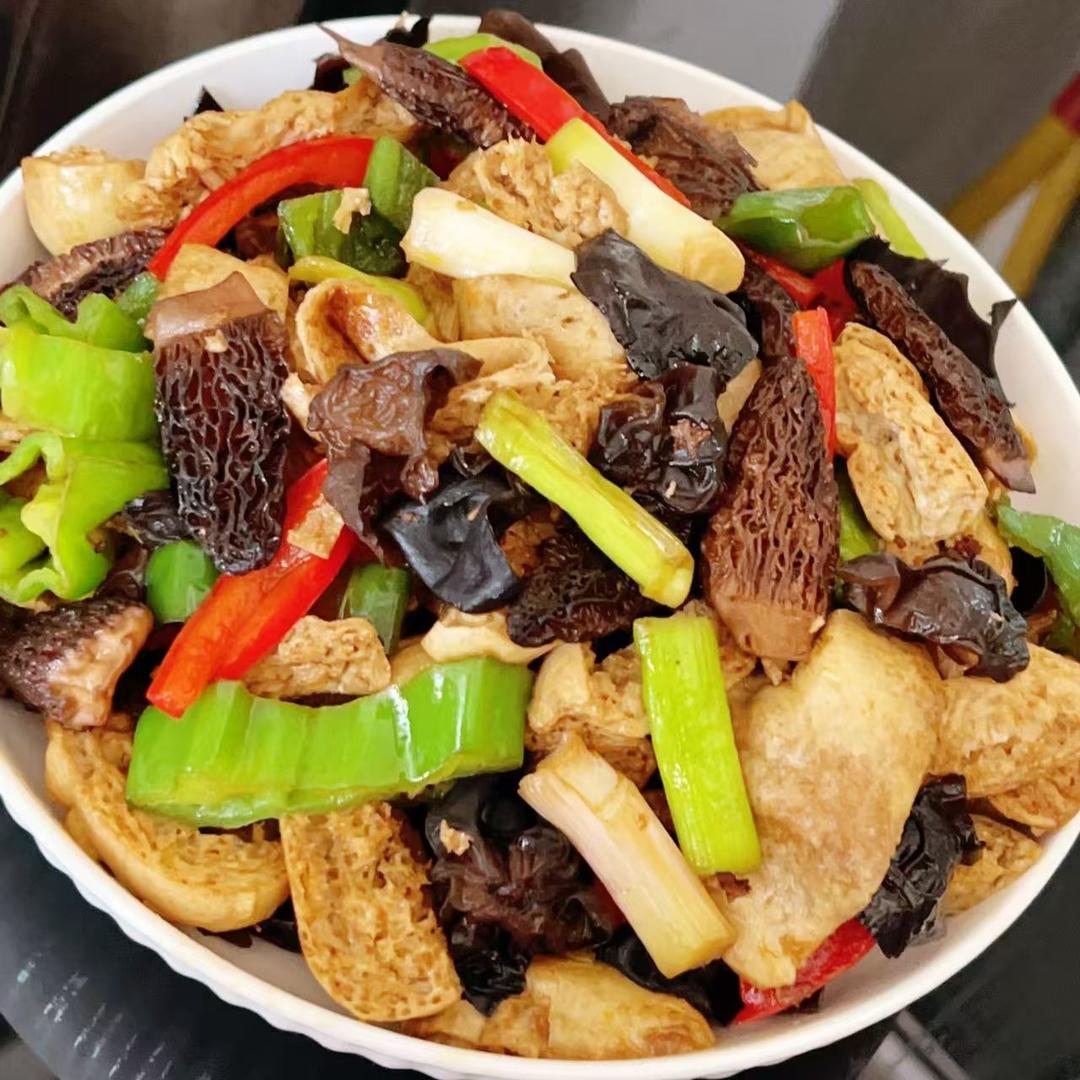 菌炒灰豆腐(羊肚菌 木耳)