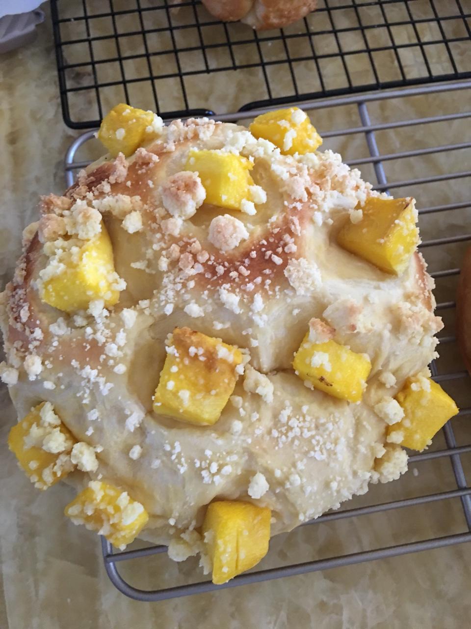 椰子味酥粒芒果面包