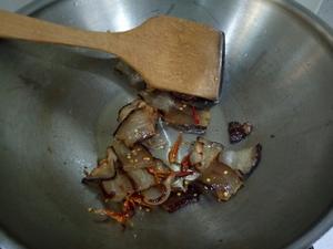 腊肉炒藠头的做法 步骤4