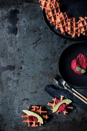 甜菜根华夫饼 & 甜菜根鹰嘴豆泥Beetroot Waffles W/ Beetroot Hummus的做法 步骤1