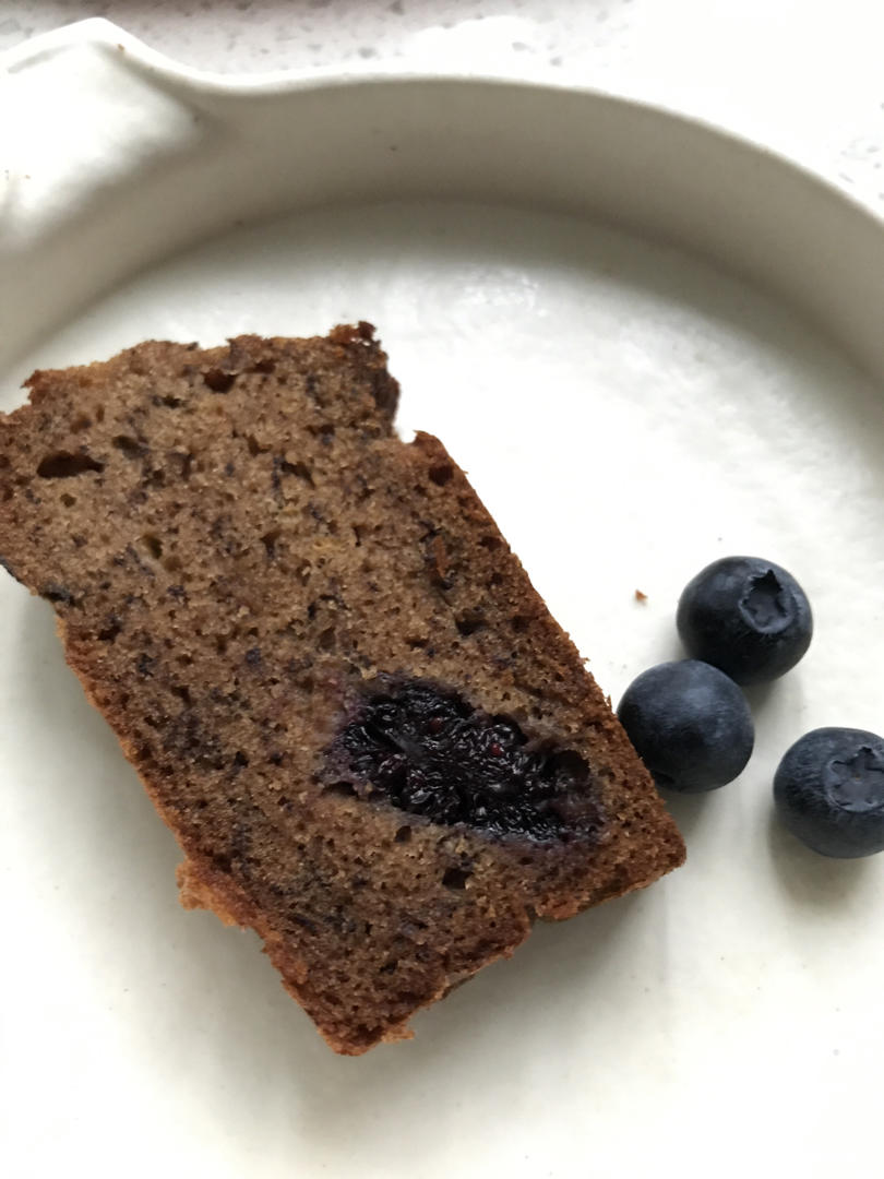 准备祖传的香蕉蓝莓玛芬蛋糕