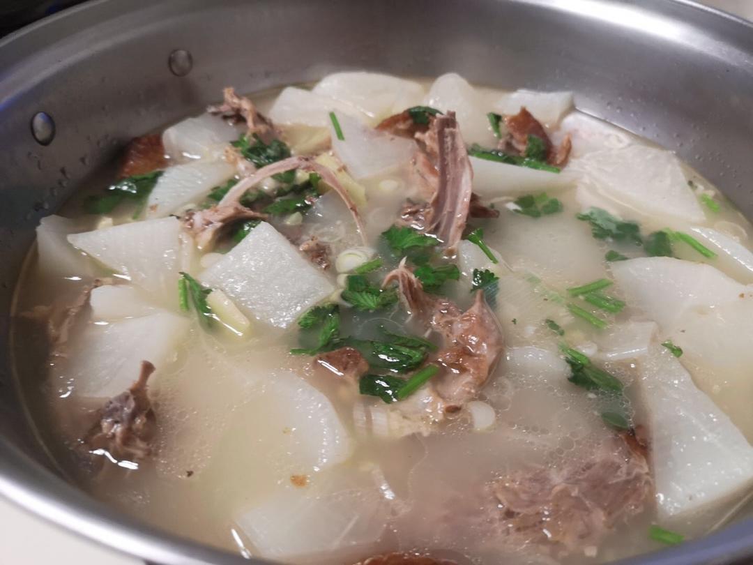 奶白的白萝卜鸭架汤