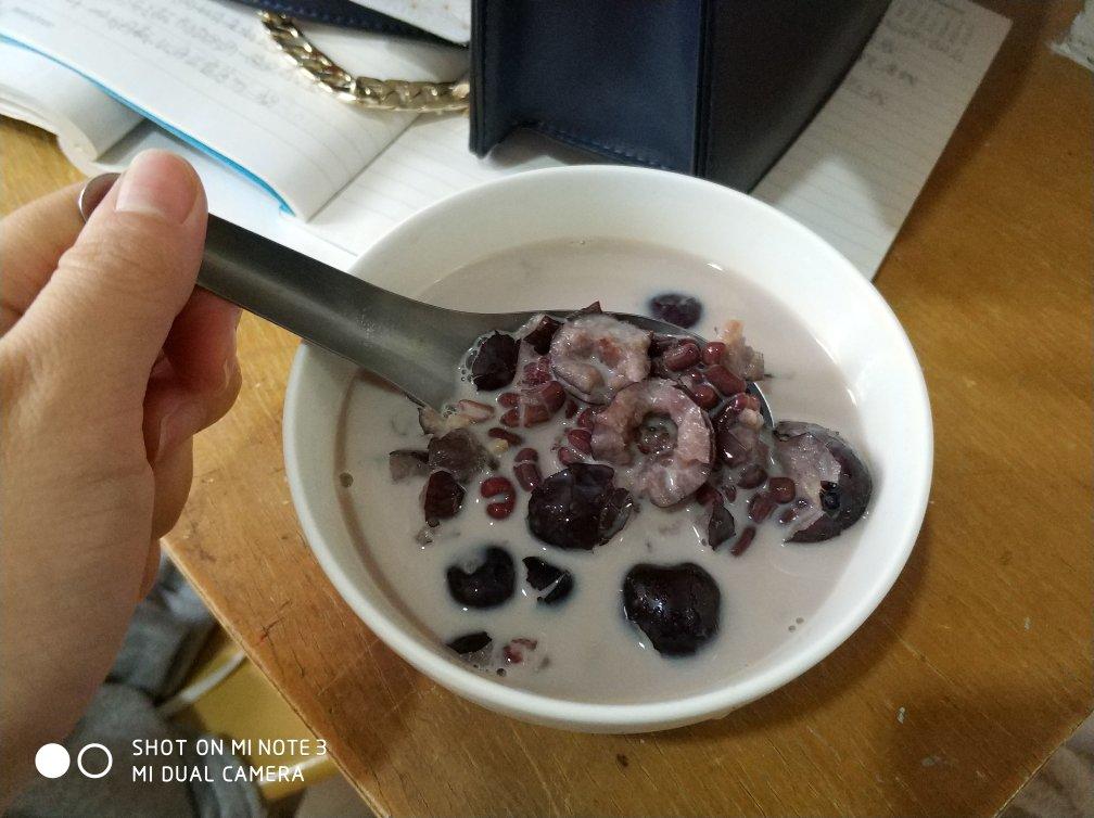 红枣红豆薏仁牛奶粥